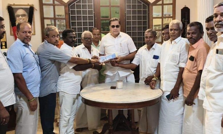 எதிர்க்கட்சித் தலைவர் ஏ.எம்.எச். நாஜிமிடம் பல்வேறு கோரிக்கைகளை வலியுறுத்தி கிளிஞ்சல்மேடு மீனவ பஞ்சாயத்தார்கள் மனு!
