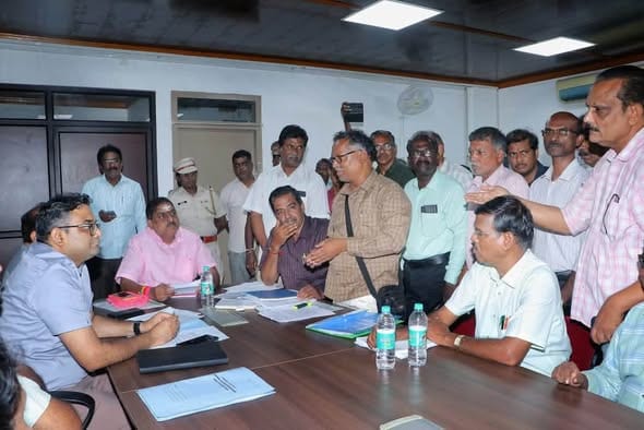 புதுச்சேரி அரசு கல்லூரி பேராசிரியர்களின் 14 நாள் போராட்டம் தற்காலிக வாபஸ்: அமைச்சர் நமச்சிவாயம் பேச்சுவார்த்தை