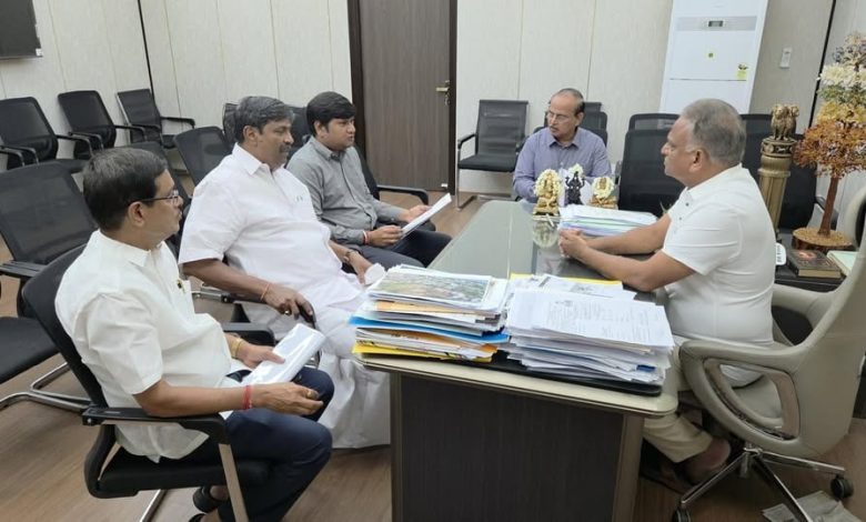 புதுச்சேரி தொழிற்பேட்டைகளில் உள்கட்டமைப்பு வசதிகள்: அமைச்சர் மல்லாடி கிருஷ்ணா ராவ் ஆலோசனை