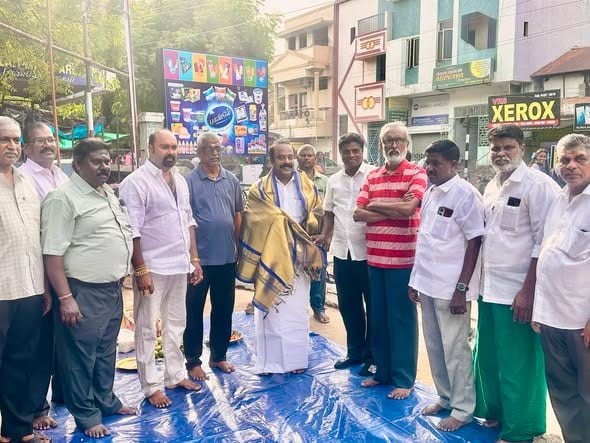 கதிர்காமம் தொகுதி: வழுதாவூர் சாலை முதல் கனகன் ஏரி வரை தூர்வாரும் பணியை தொடங்கினார் எம்.எல்.ஏ எஸ்.எஸ். அழகு!