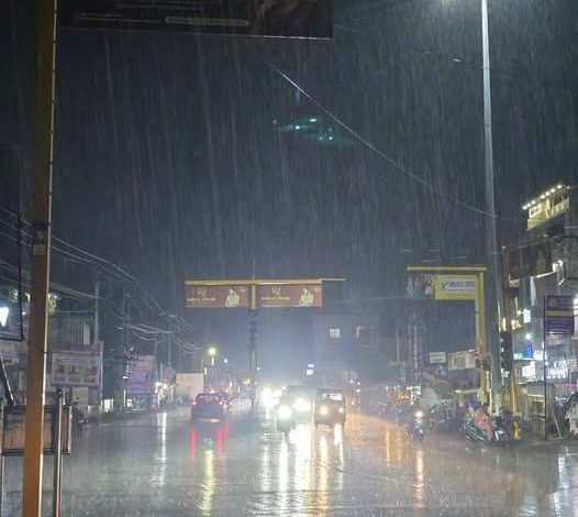 விழுப்புரம் மற்றும் அதன் சுற்றுவட்டார பகுதிகளில் பலத்த இடியுடன் கனமழை: பொதுமக்கள் இயல்பு வாழ்க்கை பாதிப்பு