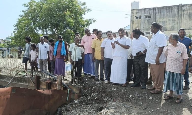 புதுச்சேரி: ரூ.29 லட்சத்தில் உப்பனாறு தூர்வாரும் பணி தீவிரம் - எம்.எல்.ஏ. நேரு தொடங்கி வைத்தார்