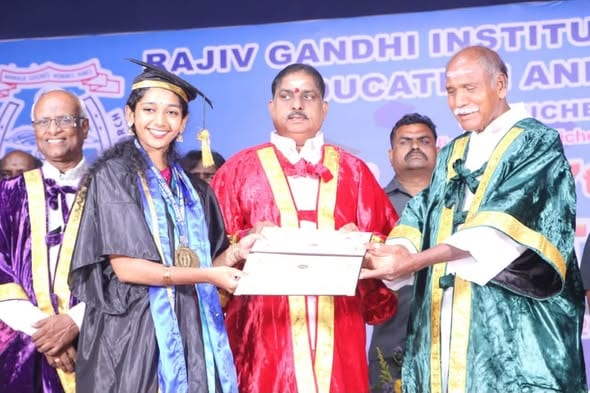 ராஜீவ் காந்தி கால்நடை மருத்துவக் கல்லூரி 27-வது பட்டமளிப்பு விழா: முதல்வர் ரங்கசாமி, அமைச்சர் நமச்சிவாயம் பட்டங்களை வழங்கினர்!