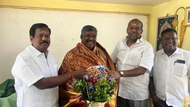 அரசு கொறடாவாக நியமிக்கப்பட்ட ஏ.கே.டி. ஆறுமுகம்: முன்னாள் எம்.எல்.ஏ.க்கள் நேரில் சந்தித்து வாழ்த்து