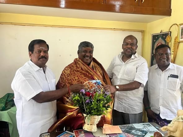 அரசு கொறடாவாக நியமிக்கப்பட்ட ஏ.கே.டி. ஆறுமுகம்: முன்னாள் எம்.எல்.ஏ.க்கள் நேரில் சந்தித்து வாழ்த்து