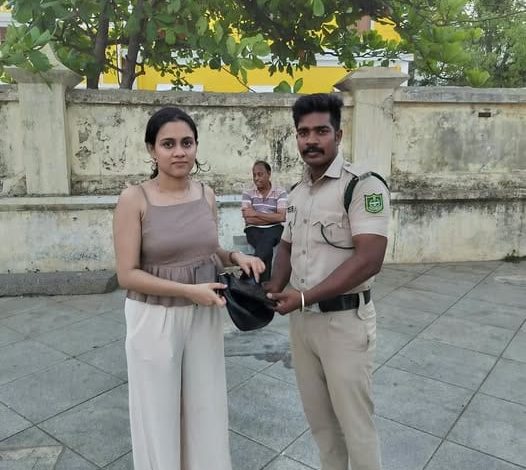 புதுச்சேரி கடற்கரையில் தவறவிட்ட ₹70,000 மதிப்புள்ள கைப்பையை 2 மணி நேரத்தில் மீட்டுக் கொடுத்த போலீஸ்: கேரள பெண் நெகிழ்ச்சி!