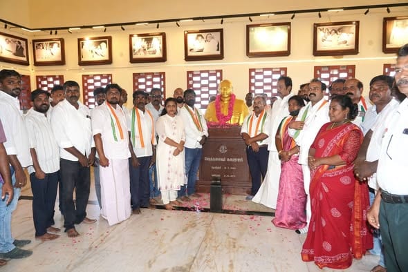 கன்னியாகுமரி கிழக்கு மாவட்ட காங்கிரஸ் தலைவராக லாரன்ஸ் பொறுப்பேற்பு: தலைவர்கள் சிலைக்கு மரியாதை