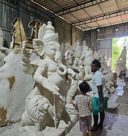விழுப்புரம் அய்யன்கோவில்பட்டில் விநாயகர் சிலை தயாரிக்கும் பணி மும்முரம்: விநாயகர் சதுர்த்திக்கு தயாராகும் சிலைகள்