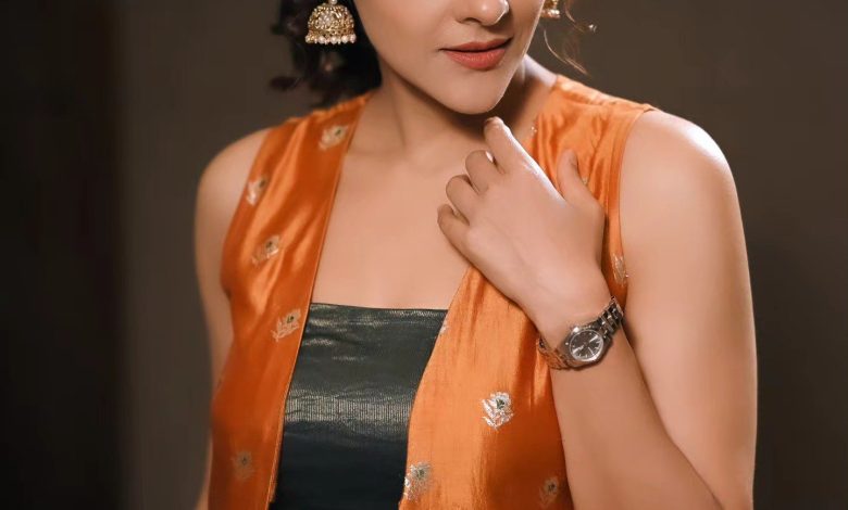 செம்மண் நிற ஆடையில் நேர்த்தியாக காட்சியளித்த நடிகை அபிராமி