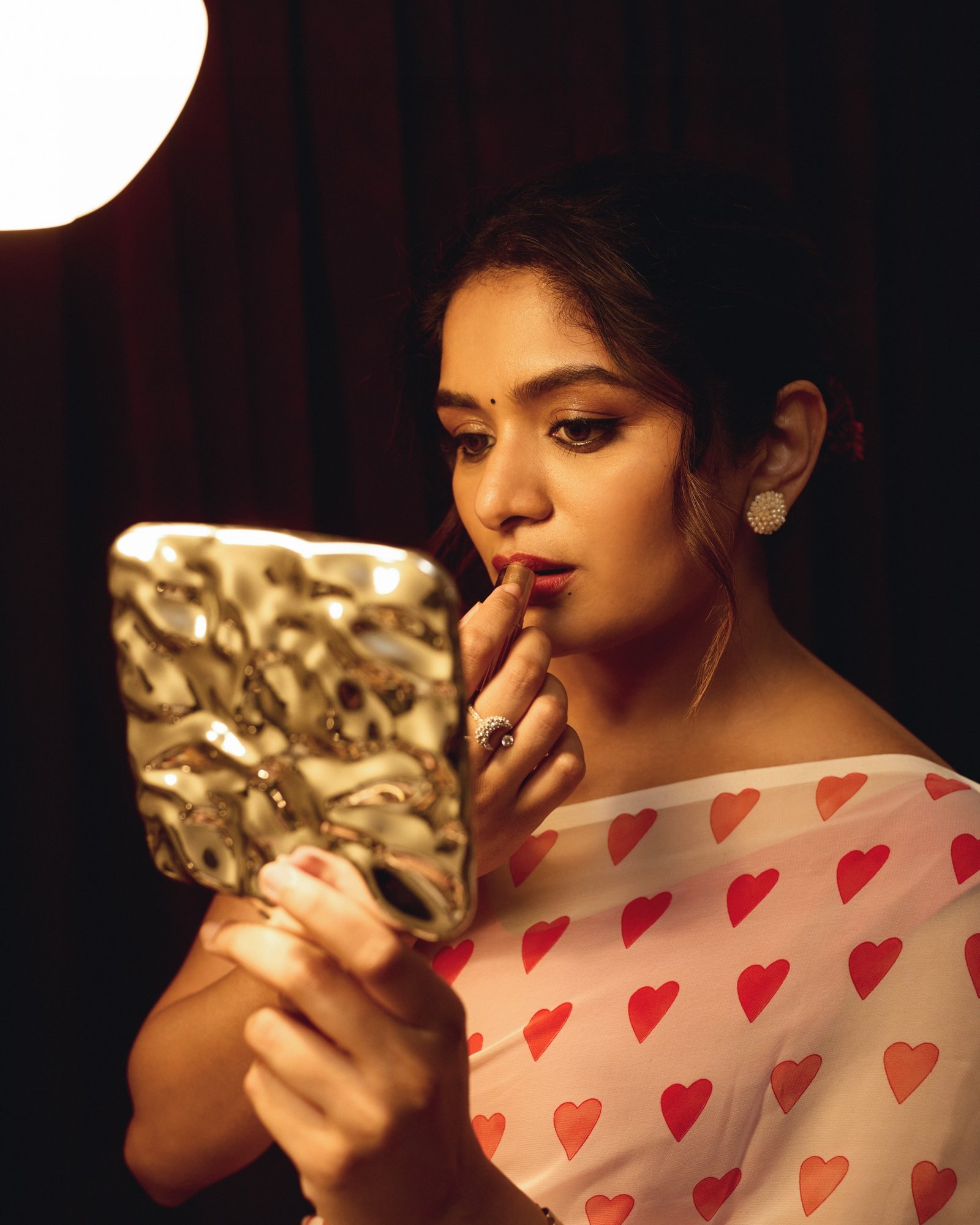 சிவப்பு நிற இதயப் புடவையில் அசத்தும் நடிகை ஆதிதி சங்கர் - படம் 4