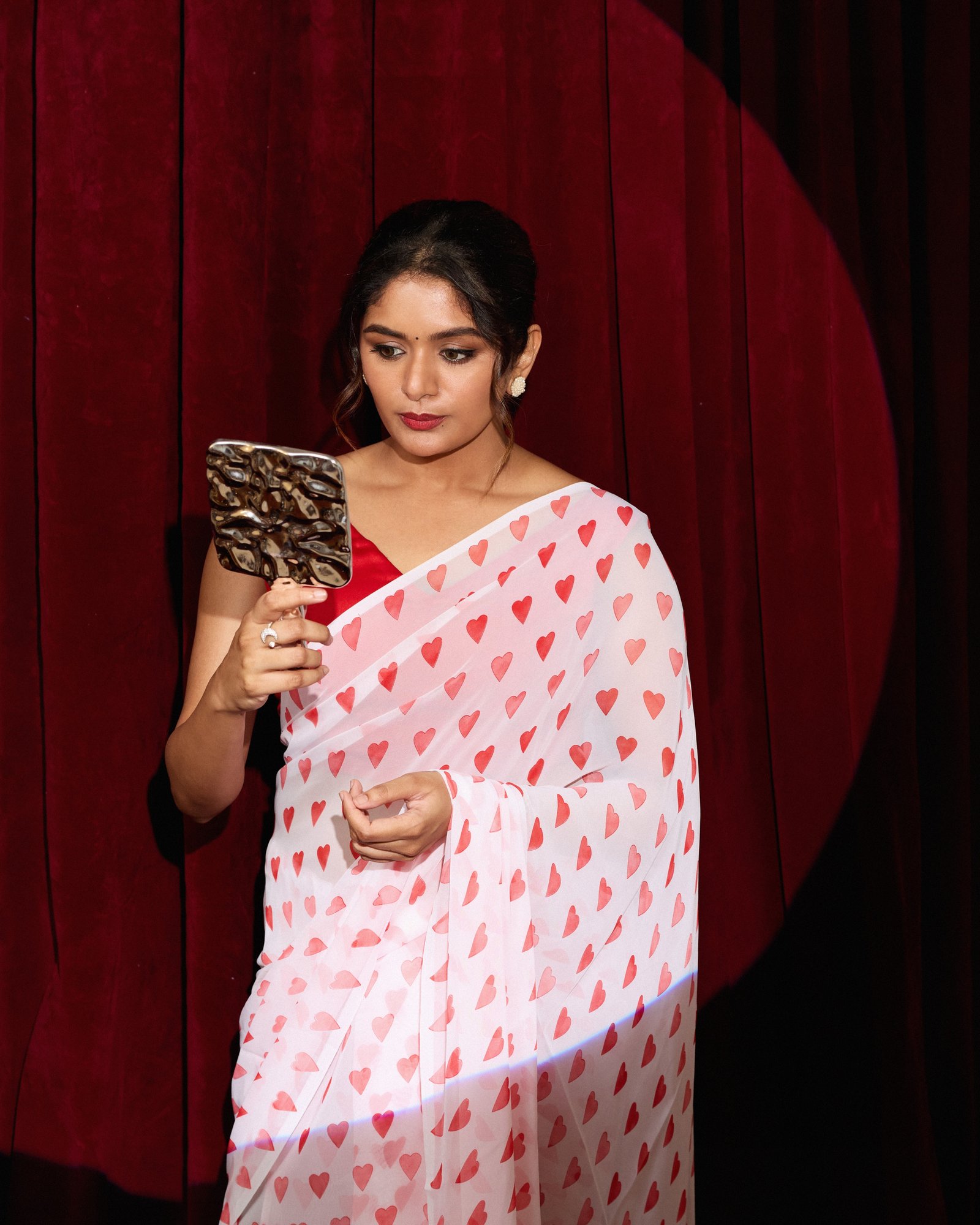 சிவப்பு நிற இதயப் புடவையில் அசத்தும் நடிகை ஆதிதி சங்கர் - படம் 5