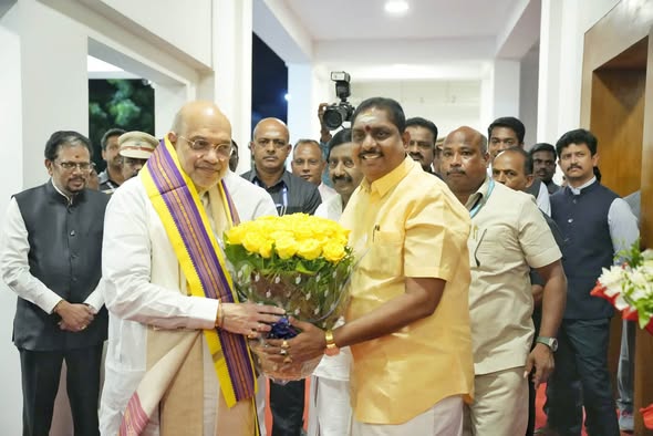 புதுச்சேரி வருகை: அமித் ஷாவுக்கு அரசியல் தலைவர்கள் வரவேற்பு