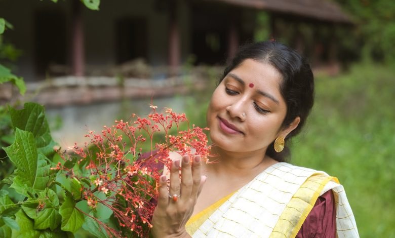 கஸவு புடவையில் ஓணம் புகைப்படங்களை பகிர்ந்த நடிகை அனுமோல்