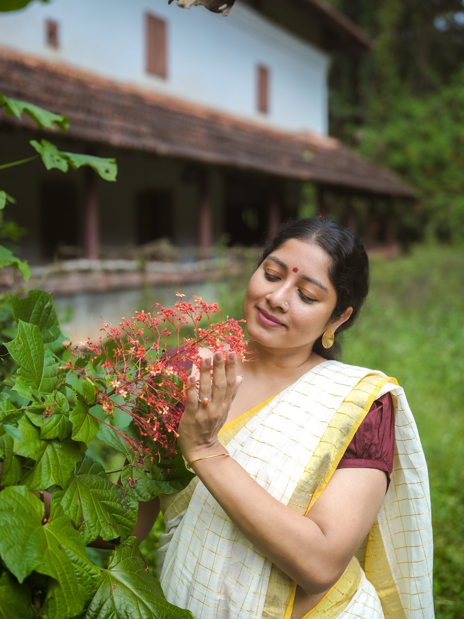 கஸவு புடவையில் ஓணம் புகைப்படங்களை பகிர்ந்த நடிகை அனுமோல்