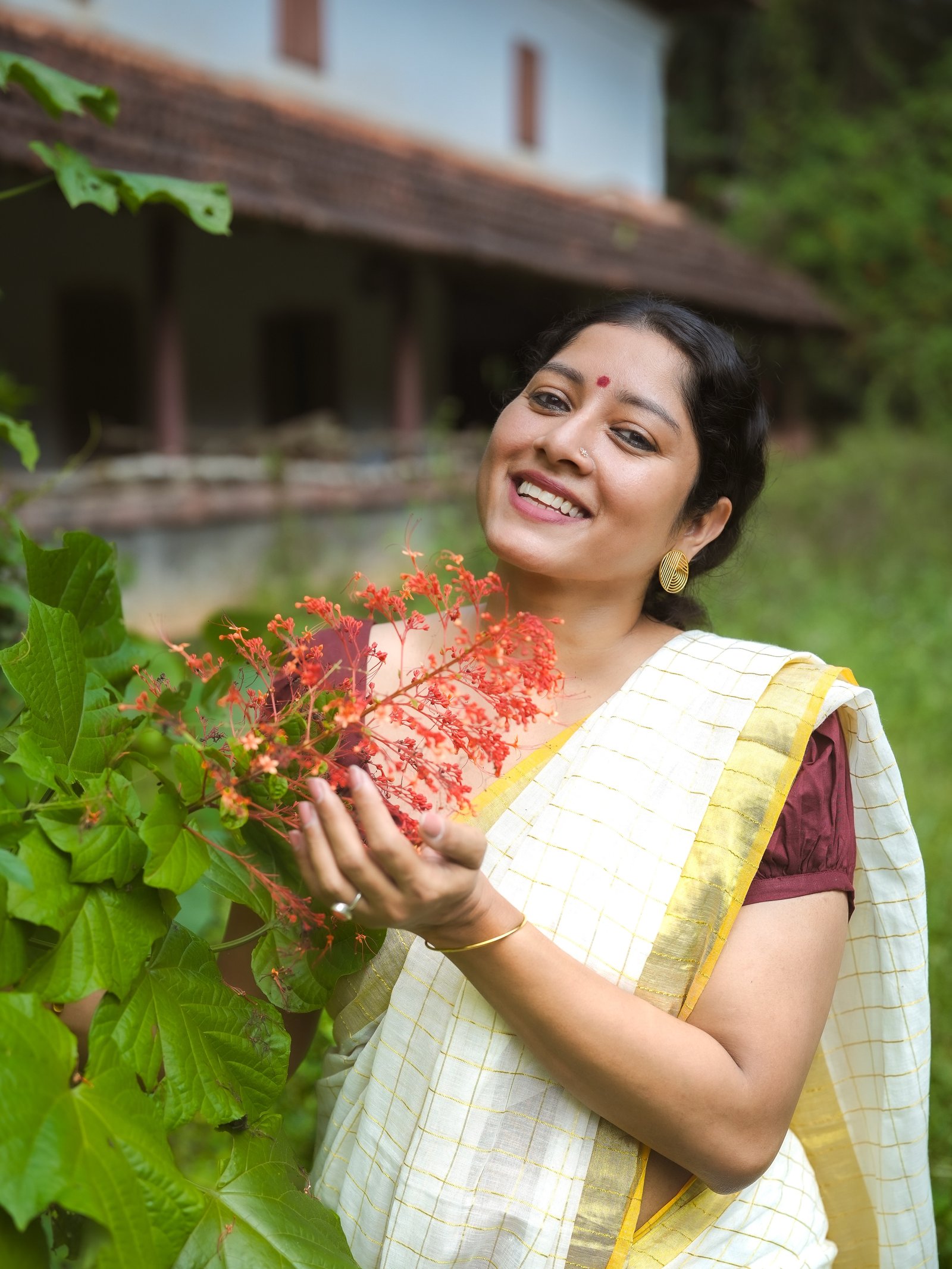 கஸவு புடவையில் ஓணம் புகைப்படங்களை பகிர்ந்த நடிகை அனுமோல் - படம் 2