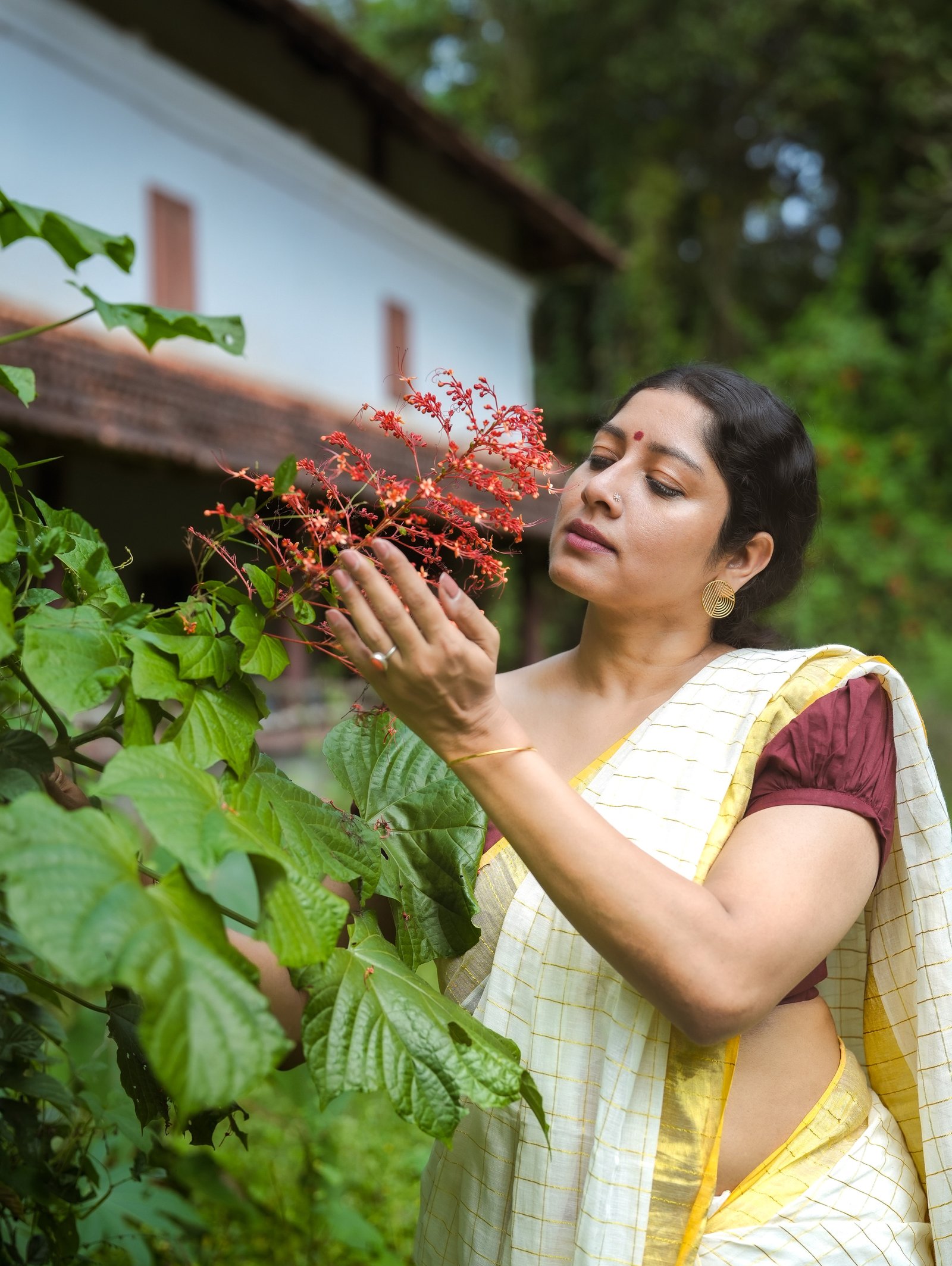 கஸவு புடவையில் ஓணம் புகைப்படங்களை பகிர்ந்த நடிகை அனுமோல் - படம் 3