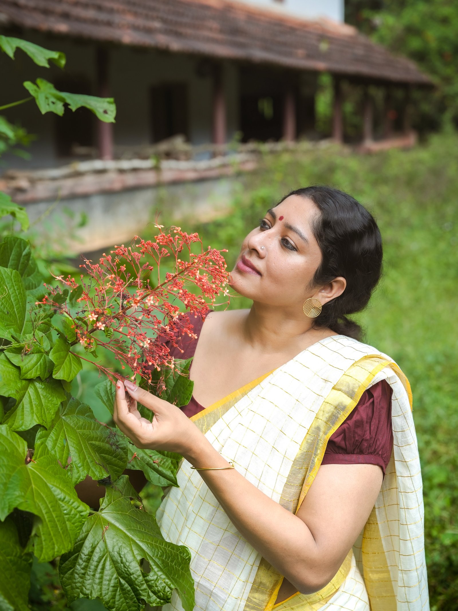 கஸவு புடவையில் ஓணம் புகைப்படங்களை பகிர்ந்த நடிகை அனுமோல் - படம் 4