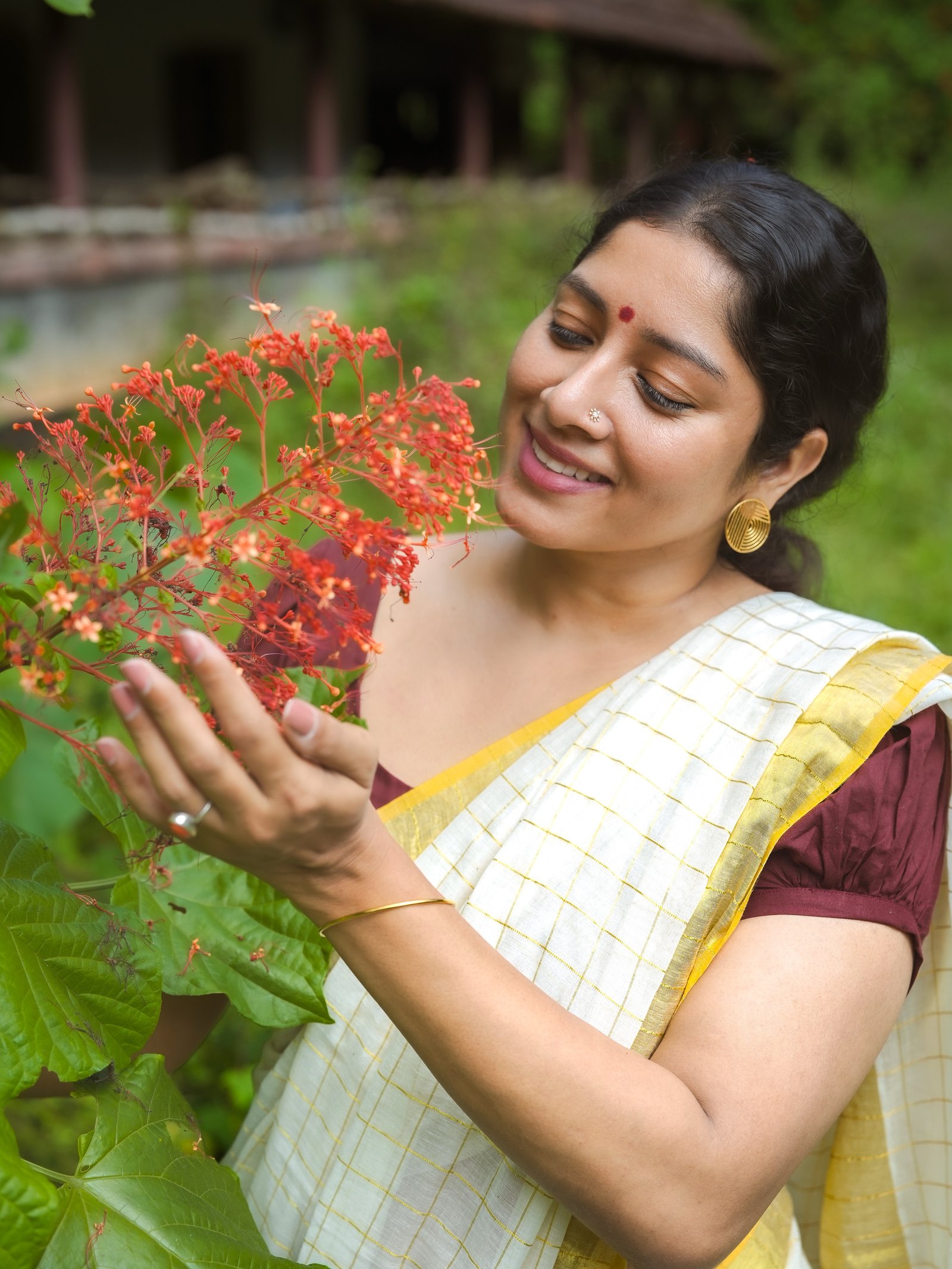 கஸவு புடவையில் ஓணம் புகைப்படங்களை பகிர்ந்த நடிகை அனுமோல் - படம் 5