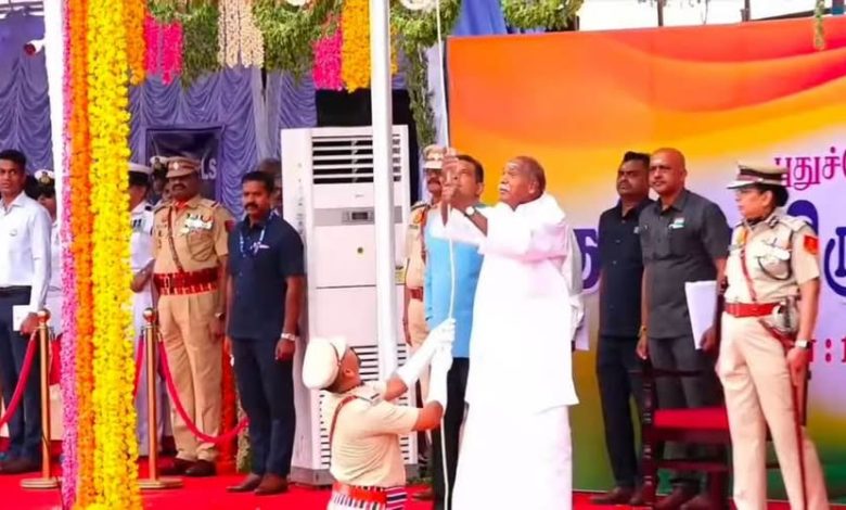 சுதந்திர தினம்: முதல்வர் ரங்கசாமி கொடியேற்றம்