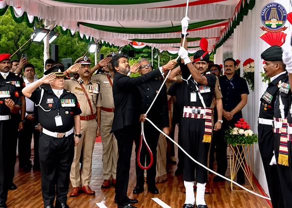 சுதந்திர தினம்: சென்னையில் தேசியக் கொடியேற்றிய முதலமைச்சர் விஜய் - படம் 5