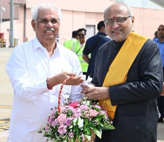 ஈரோடு நிகழ்ச்சியில் பங்கேற்க கோவை வந்தடைந்த சி.பி.ராதாகிருஷ்ணனுக்கு உற்சாக வரவேற்பு!