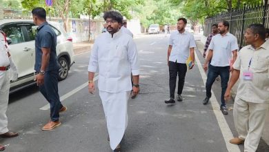 போக்குவரத்து நெரிசலை சுட்டிக்காட்ட நடந்து சட்டப்பேரவைக்கு வந்த திமுக எம்.எல்.ஏ. விக்னேஷ் கண்ணன்!