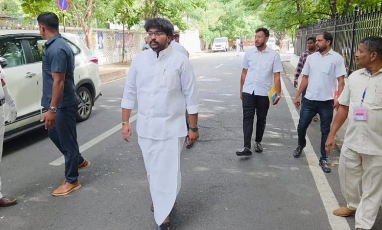 போக்குவரத்து நெரிசலை சுட்டிக்காட்ட நடந்து சட்டப்பேரவைக்கு வந்த திமுக எம்.எல்.ஏ. விக்னேஷ் கண்ணன்!