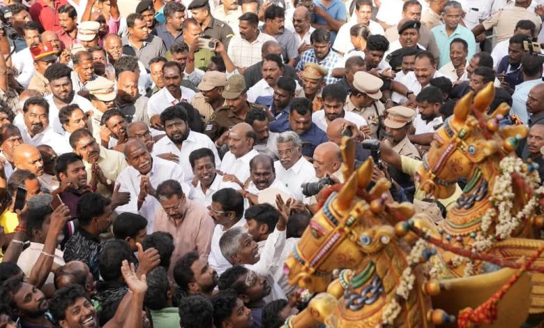 வீராம்பட்டினம் செங்கழுநீர் அம்மன் கோயிலில் தேர்த்திருவிழா: துணைநிலை ஆளுநர், முதலமைச்சர் மற்றும் அமைச்சர்கள் திருத்தேர் வடம் பிடித்து இழுத்தனர்