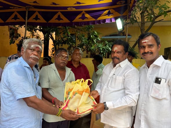 முதலியார்பேட்டை: ஆடி திருவிழாவில் முன்னாள் எம்எல்ஏ பாஸ்கர் பக்தர்களுக்கு கூழ் வழங்கினார்
