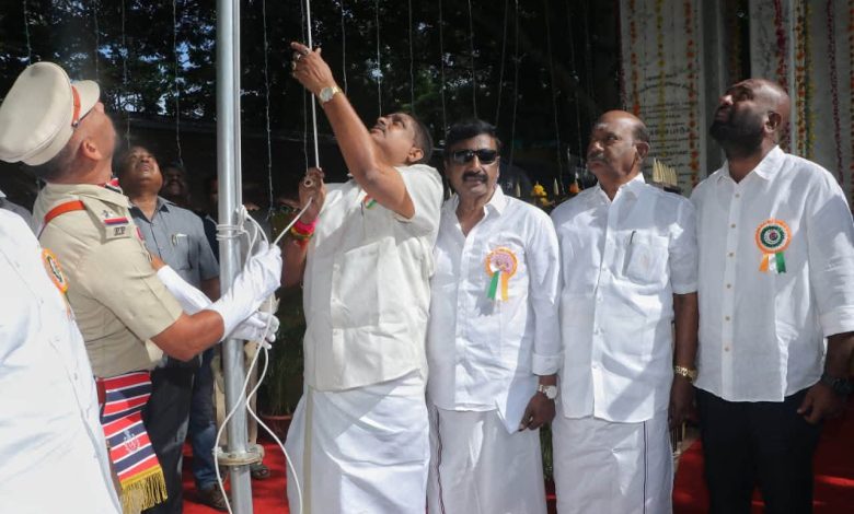 கீழூர் வாக்கெடுப்பு தியாகிகளுக்கு மரியாதை: நினைவு மண்டபத்தில் தேசியக் கொடி ஏற்றம்