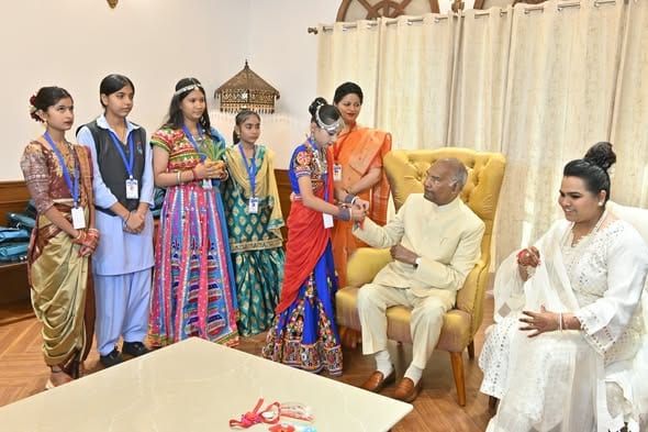 பள்ளி குழந்தைகளுடன் ரக்ஷா பந்தன் பண்டிகையை உற்சாகமாக கொண்டாடிய முன்னாள் குடியரசுத் தலைவர் ராம்நாத் கோவிந்த்!