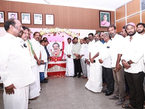 மறைந்த முன்னாள் எம்பி எச். வசந்தகுமார் நினைவு நாள்: சத்தியமூர்த்தி பவனில் அமைச்சர் பொன். விஸ்வநாதன் மற்றும் தலைவர்கள் மலரஞ்சலி!