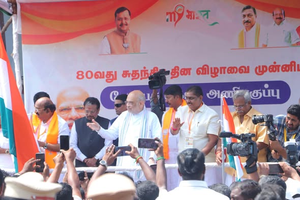 80-வது சுதந்திர தின விழா: புதுச்சேரியில் தேசியக் கொடி அணிவகுப்பு