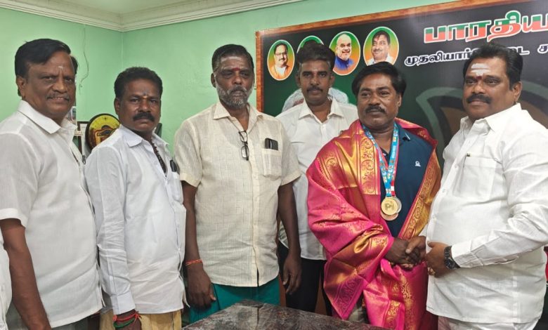 அகில இந்திய மாஸ்டர் வலுதூக்கும் போட்டி: 3 பதக்கம் வென்ற ஜெயமூர்த்திக்கு வாழ்த்து