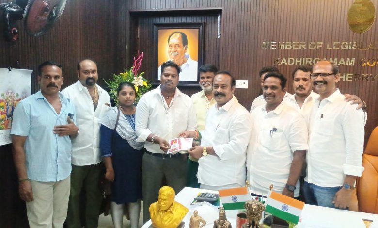 வீடு கட்ட 2வது தவணை மானியத் தொகைக்கான ஆணையை பயனாளிகளுக்கு வழங்கிய கதிர்காமம் எம்எல்ஏ அழகு