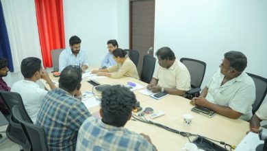 காமராஜர் நகர் தொகுதியில் மின்வெட்டு, மழைக்கால முன்னெச்சரிக்கை பணிகள் குறித்து அதிகாரிகளுடன் ஆலோசனை