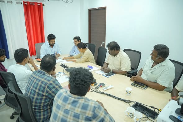 காமராஜர் நகர் தொகுதியில் மின்வெட்டு, மழைக்கால முன்னெச்சரிக்கை பணிகள் குறித்து அதிகாரிகளுடன் ஆலோசனை