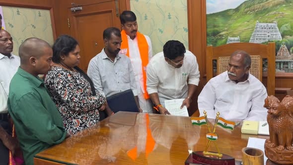காரைக்காலில் ஆம்புலன்ஸ் ஆக்சிஜன் குழாய் பழுதால் பெண் உயிரிழப்பு: ரூ.10 லட்சம் நிவாரணம், அரசு வேலை வழங்க முதல்வரிடம் எம்.எல்.ஏ. விக்னேஸ்வரன் மனு!
