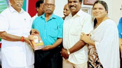 புதுச்சேரி கலைப் பண்பாட்டுத் துறை அமைச்சர் இராசவேலு 'ஆனைமுத்து 100' நூலினை வழங்கினார்