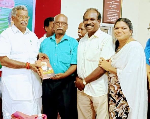 புதுச்சேரி கலைப் பண்பாட்டுத் துறை அமைச்சர் இராசவேலு 'ஆனைமுத்து 100' நூலினை வழங்கினார்