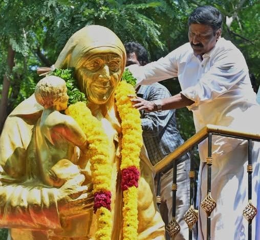 புதுச்சேரியில் அன்னை தெரசா பிறந்த நாள்: பாரதி பூங்காவில் உள்ள சிலைக்கு தற்காலிக சபாநாயகர் அன்பழகன் மலரஞ்சலி!