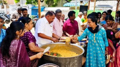 குயவர்பாளையம் முத்து மாரியம்மன் கோயிலில் ஆடி பால் குட ஊர்வலம்: ஓம்சக்தி சேகர் அன்னதானம் வழங்கினார்