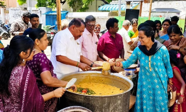 குயவர்பாளையம் முத்து மாரியம்மன் கோயிலில் ஆடி பால் குட ஊர்வலம்: ஓம்சக்தி சேகர் அன்னதானம் வழங்கினார்