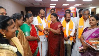 புதுச்சேரி பாஜக தலைமை அலுவலகத்தில் ரக்ஷா பந்தன் கொண்டாட்டம்: மகளிர் நிர்வாகிகள் ராக்கி கட்டி வாழ்த்து