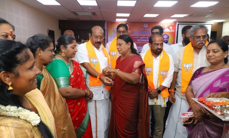 புதுச்சேரி பாஜக தலைமை அலுவலகத்தில் ரக்ஷா பந்தன் கொண்டாட்டம்: மகளிர் நிர்வாகிகள் ராக்கி கட்டி வாழ்த்து