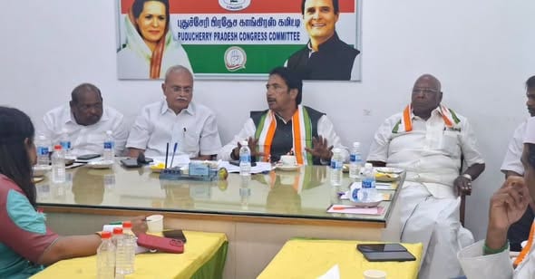 புதுச்சேரி காங்கிரஸ் கட்சி அலுவலகத்தில் அரசியல் விவகாரக் குழு கூட்டம்: வைத்திலிங்கம், நாராயணசாமி பங்கேற்பு!