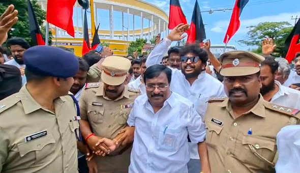 உதயநிதி ஸ்டாலின் கைது எதிரொலி: புதுச்சேரியில் திமுக சாலை மறியல் — 4 எம்.எல்.ஏ.க்கள் உட்பட 400 பேர் கைது