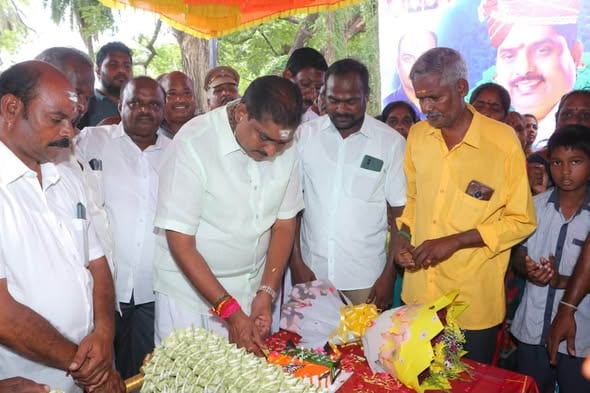 கட்டேரிக்குப்பத்தில் அமைச்சர் நமச்சிவாயம் பிறந்தநாள் விழா: கேக் வெட்டி நலத்திட்ட உதவிகள் வழங்கல்!