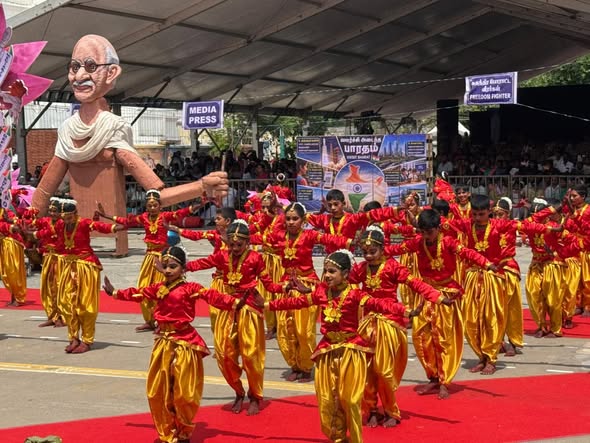 புதுச்சேரி சுதந்திர தின விழா: வண்ணமயமான அணிவகுப்பு, கலை நிகழ்ச்சிகள்
