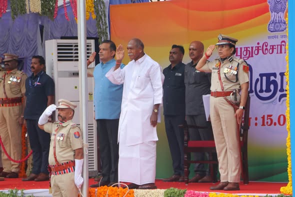 புதுச்சேரியில் 80-வது சுதந்திர தின விழா: தேசியக் கொடியை ஏற்றினார் முதலமைச்சர் ரங்கசாமி